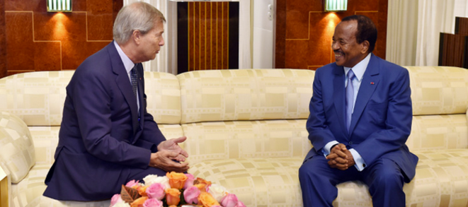 Vincent Bolloré reçu par le président du Cameroun, Paul Biya, en avril 2016. © Présidence du Cameroun