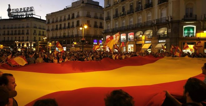 Un grupo de personas desplegó una gran bandera de España en la Puerta del Sol de Madrid en una concentración convocada a través de las Redes Sociales en contra de la independencia de Catalunya./ EFE