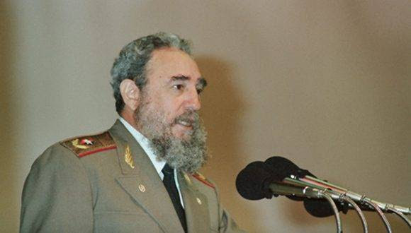 Fidel pronuncia discurso en la Clausura del VII Festival Internacional del Nuevo Cine Latinoamericano, efectuada en el Teatro "Karl Marx". Foto: Estudios Revolución.