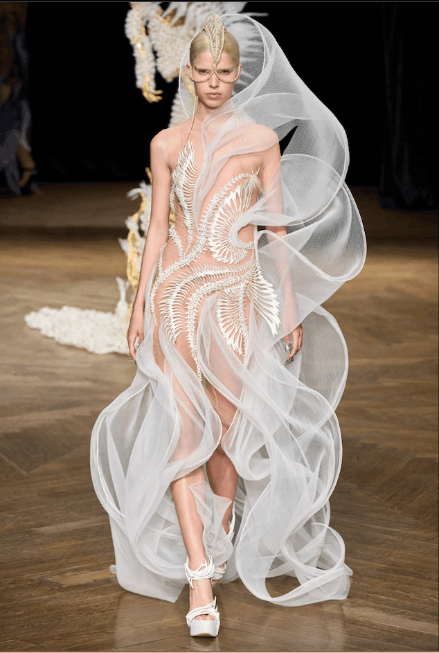 una modelo con un vestido blanco para iris van herpen