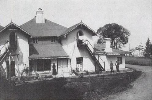 Talai-Pho-Brang (Darjeeling). Svetoslav y Nicolás Röerich a la extrema derecha (1924).