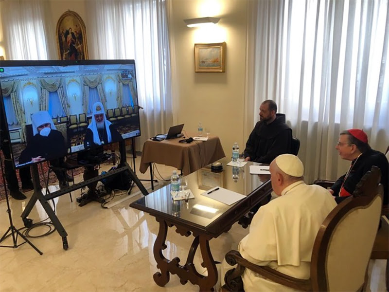 Giáo hoàng Francis, bên phải, và Thượng phụ Chính thống giáo Nga Kirill ở Moscow gặp nhau qua video, ngày 16 tháng 3 năm 2022. Ảnh do Vatican Media cung cấp