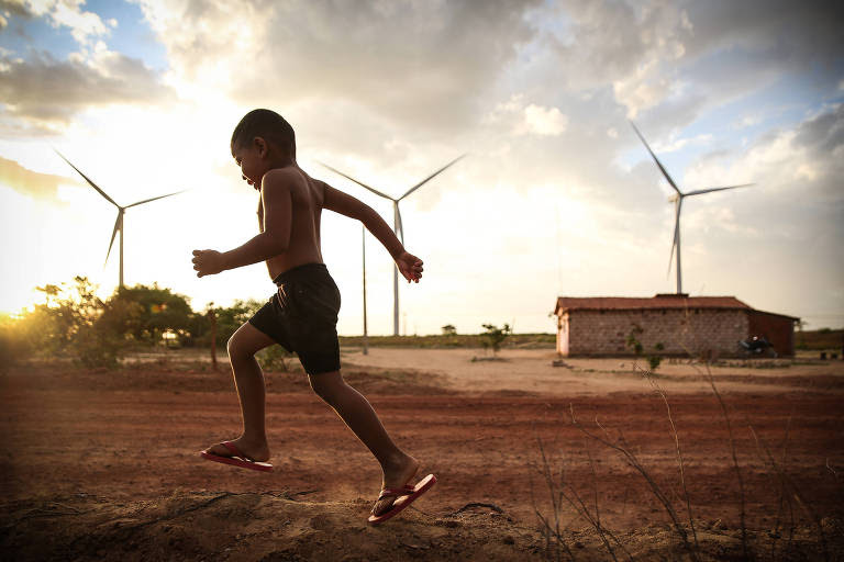 Garoto brinca em vilarejo na zona rural de Araripina (PE), onde a terra é arrendada para implantação de aerogeradores