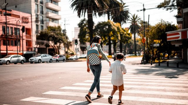 Mãe com filho em rua da Cidade do México