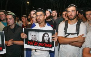 Likud supporters and crime minister supporters protest during two different demos outside Ayelet Shaked 's home in Tel Aviv on May 30, 2021. Photo by Flash90 *** Local Caption *** áçéøåú áé÷åø äåìëú îãáøú áçéøåú àééìú ù÷ã äôâðä