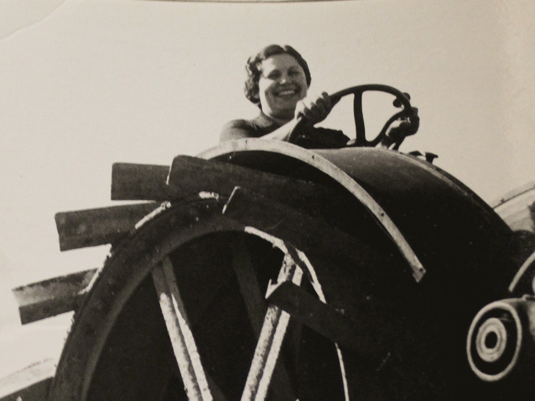 Mujer conduciendo un tractor
