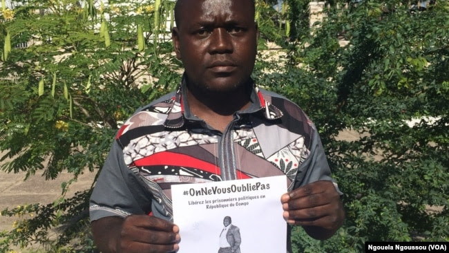 Arnaud Miki Sobeleka avec le portrait de Martin Mandemana, le 5 novembre 2017. (VOA/Ngouela Ngoussou)