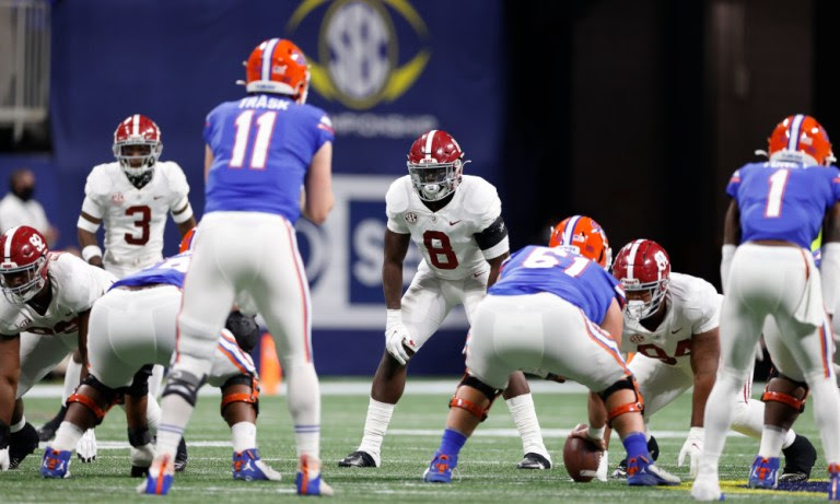 Christian Harris (No. 8) in his stance at ILB for Alabama in SEC title game