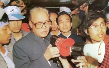 Triệu Tử Dương nói chuyện cùng sinh viên vào ngày 18.5.1989 tại quãng trường Thiên An Môn: “Tôi đến quá trễ” (hình AFP)