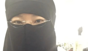 UK: Chinese student treated poorly when wearing mask in public, donned niqab and got treated with respect