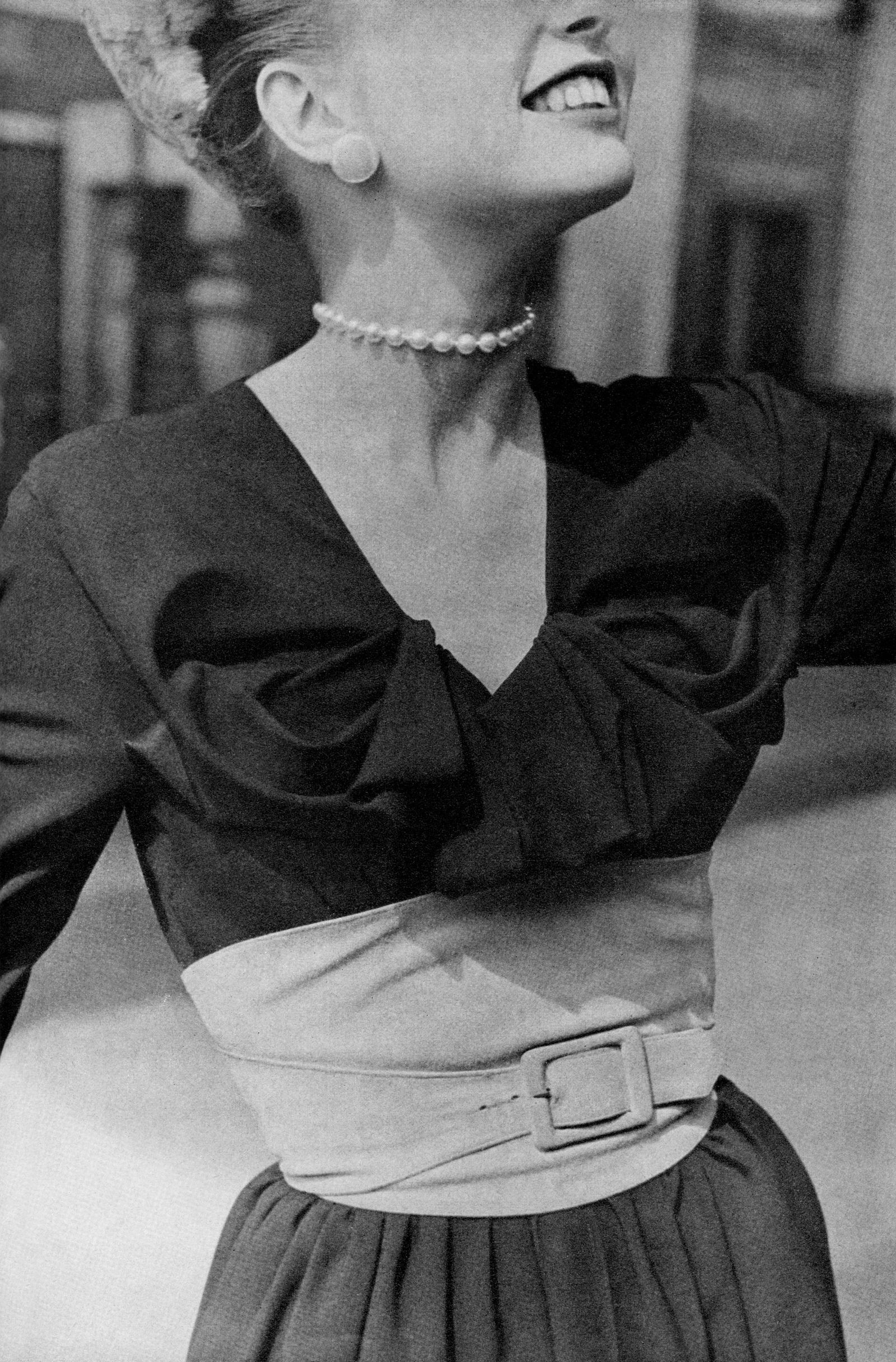Vestido de crep negro con cintura muy marcada por el accesorio tipo fajín de Balenciaga .