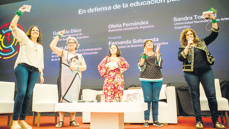 Gabriela Diker, Sandra Torlucci, Ofelia Fernández, Sonia Alesso y la moderadora del debate, Fernanda Saforcada.