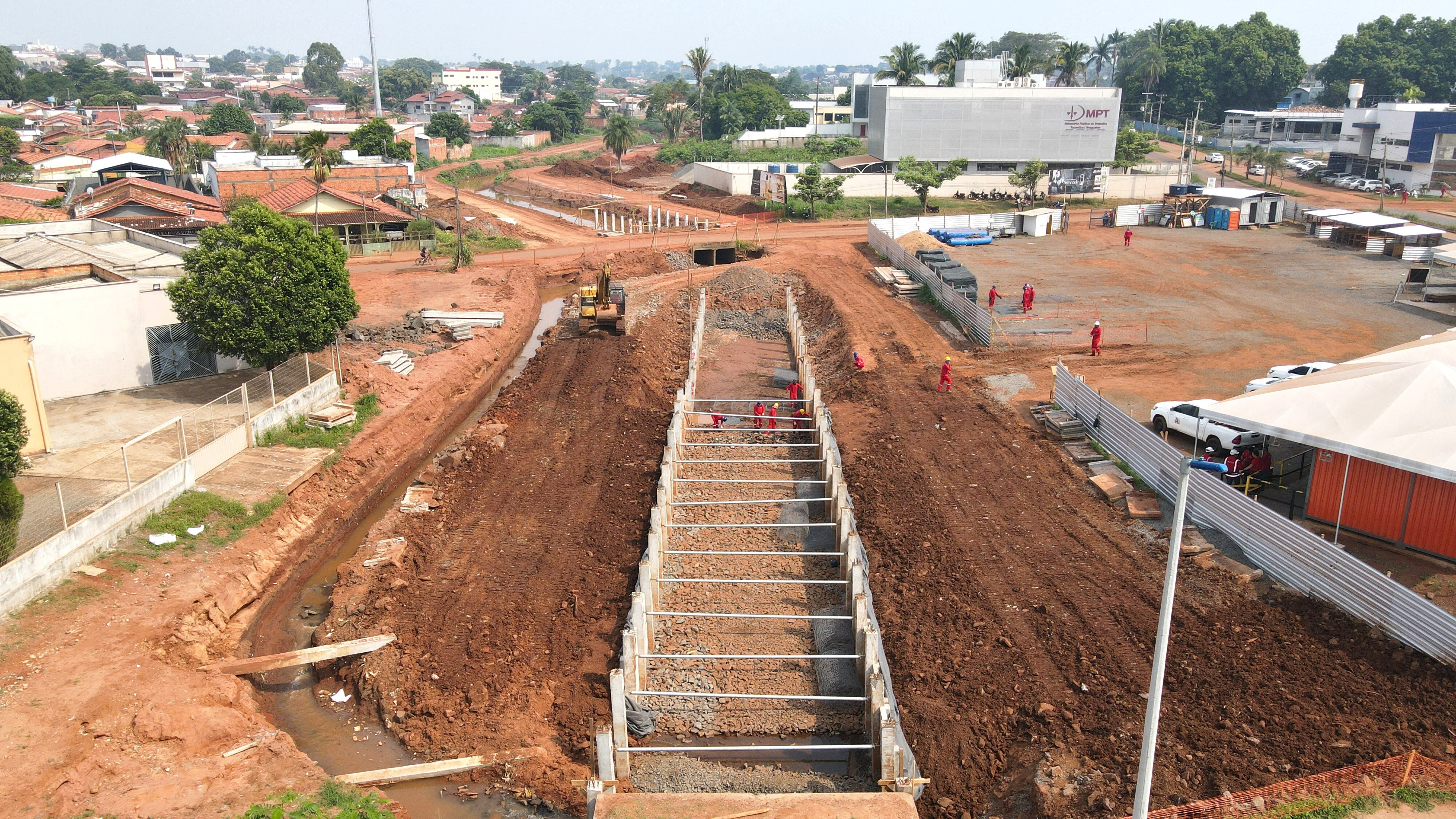 Outra obra de destaque em Araguaína com recursos da CAF é a Av. Siqueira Campos, que integrará pelo menos seis bairros com duas pistas de 2,5 km de extensão
