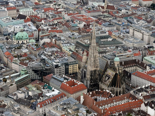A catedral de St. Stephen é vista em foto aérea de Viena, em 20 de outubro de 2014 (Foto: Reuters/Leonhard Foeger/Files)