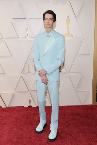 Kodi Smit McPhee en los Premios Oscars 2022