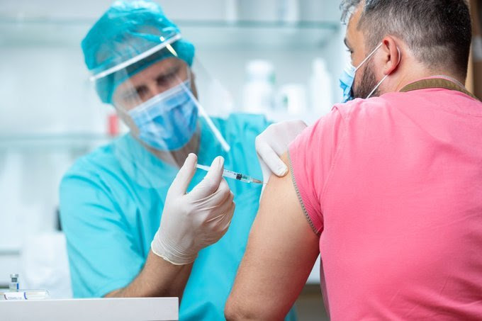 imagen de una persona recibiendo una vacuna