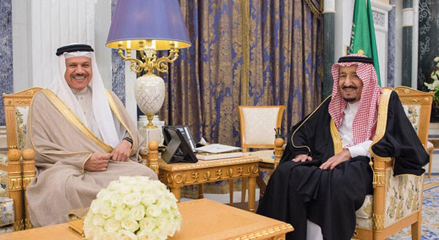 The Custodian of the Two Holy Mosques, King Salman bin Abdulaziz Al Saud with [Left] H.E. the Secretary-General of the Gulf Cooperation Council Dr. Abdullatif bin Rashid al-Zayani at a November 2018 meeting in Riyadh.