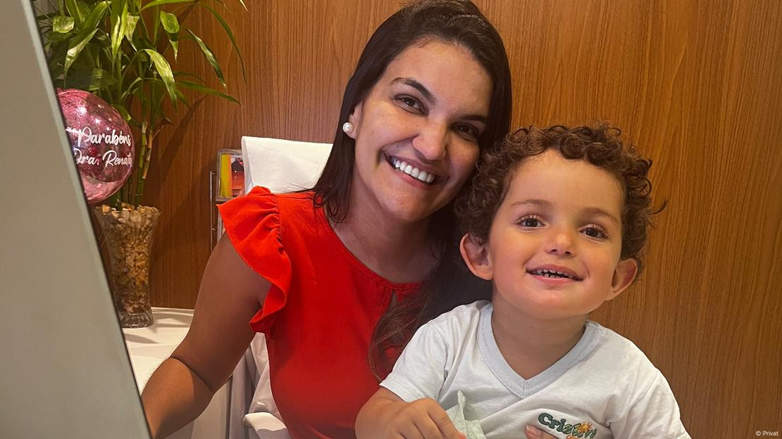 A neuropediatra Renata Joviano ao lado do filho Pedro