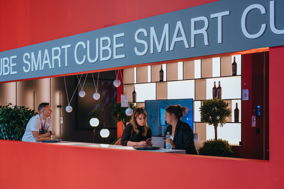 Фото с выставки - интерьер Smart Cube