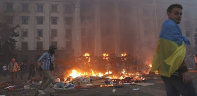 Protesters camp was burned to drive them into the building where Right Sector was waiting for them