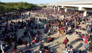 Thousands of migrants ‘tired of waiting’ for Title 42’s end, illegally surge across Mexican border into Texas 