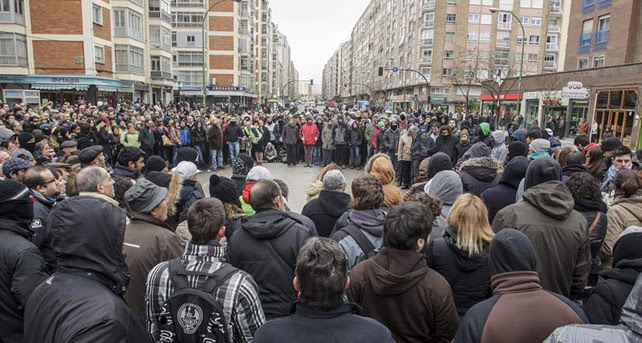 Asamblea de los vecinos del barrio burgalés de Gamonal que protestan por la construcción de un bulevar en la calle Vitoria.