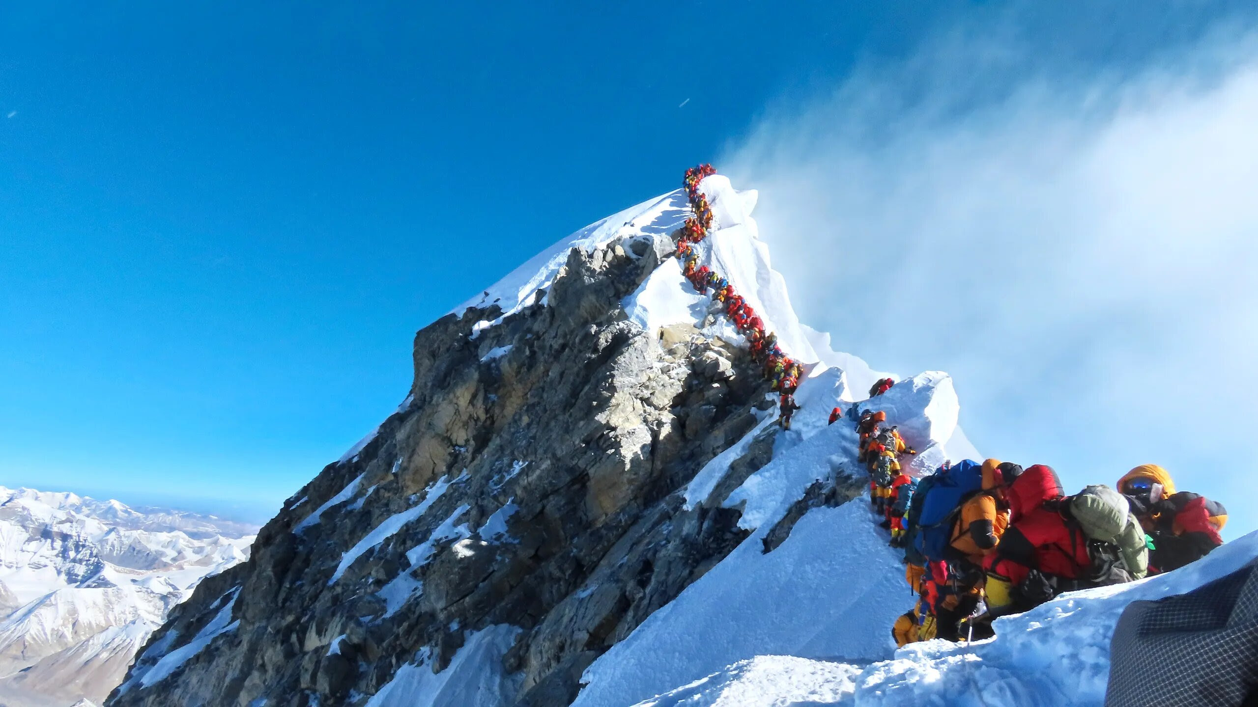Viral photograph showing a very long line of people waiting to reach Mt Everest's summit