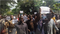Une marche des journalistes guinéens contre la Haute autorité de la communication, en 2017, à Conakry. (VOA/Zakaria Camara)