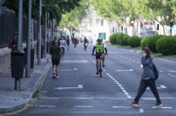 Madrid desoye por ahora las recomendaciones de Sanidad de favorecer a los peatones y aplaza la apertura de los parques