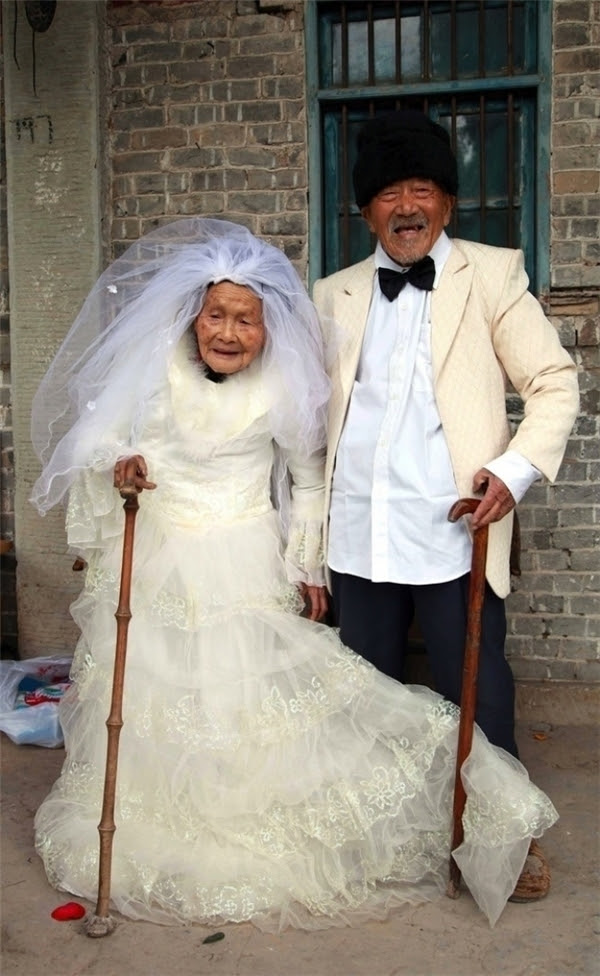 Hai cụ già này kết hôn 88 năm trước nhưng thời đó họ không sắm nổi một bộ đồ cưới và cũng không có tiền để chụp ảnh. Cuối cùng, sau gần một thế kỉ chung sống bên nhau, ước mơ của họ cũng trở thành sự thật.