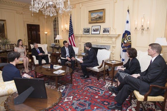 El diplomático cubano de más alto rango en Washington, José Ramón Cabañas Rodríguez, fue recibido también este miércoles, en el Departamento de Estado, por el secretario de Estado interino Anthony Blinken. Foto: Departamento de Estado/ Flickr