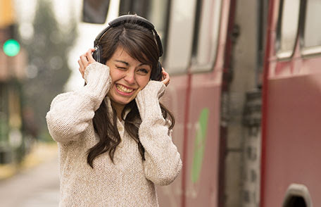 Mujer escuchando con auriculares