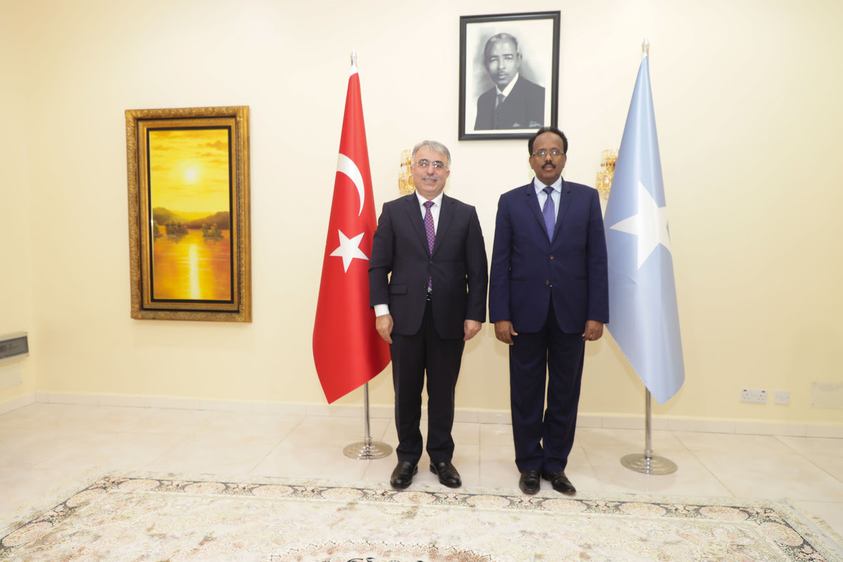 Madaxweyne Farmaajo oo warqadaha ka gudoomay safiirka cusub ee TURKEY Cali Ducale-2