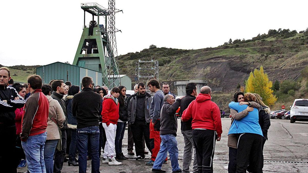 Familiares y amigos de los fallecidos a la entrada del pozo en la localida leonesa de Llombera de Gordón, allá por el año 2013. | Ical