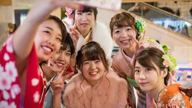Jovens japonesas fazem selfie