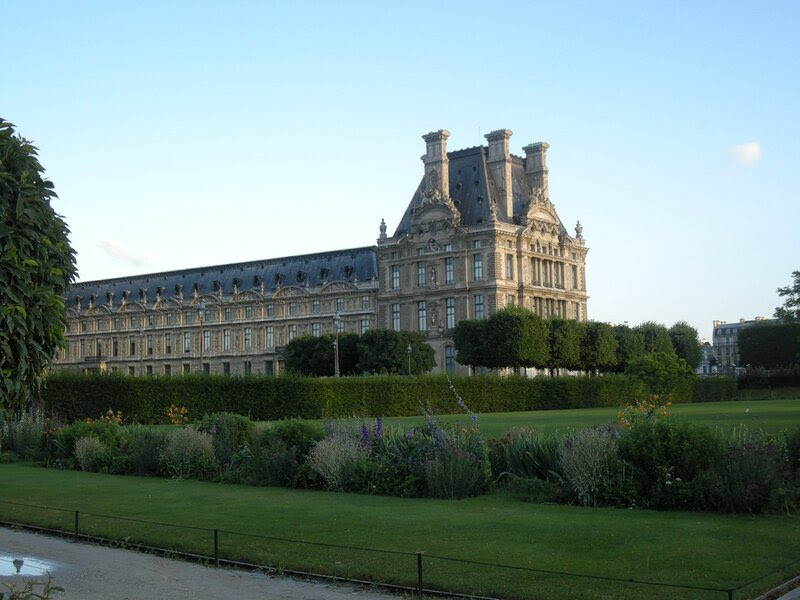 Париж. Вид на Лувр из сада Тюильри