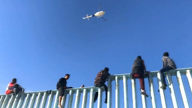 Seg migrantsclimbingwall