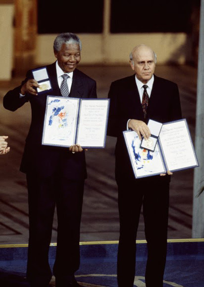 Nelson Mandela y F.W. de Klerk recogen el Premio Nobel de la Paz como reconocimiento a la labor de ambos en el fin del 'apartheid'.