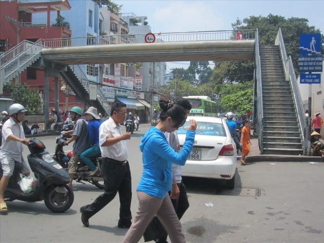 Image result for người bộ hành qua đường