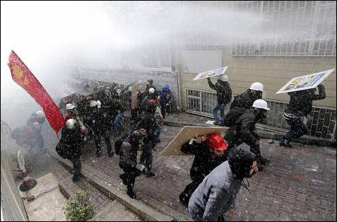Antidisturbios turcos usan cañones de agua y bombas de gas lacrimógeno para dispersar a los manifestantes durante la marcha convocada por los sindicatos con motivo del Día del Trabajo