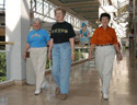 Fotografía de tres mujeres mayores caminando