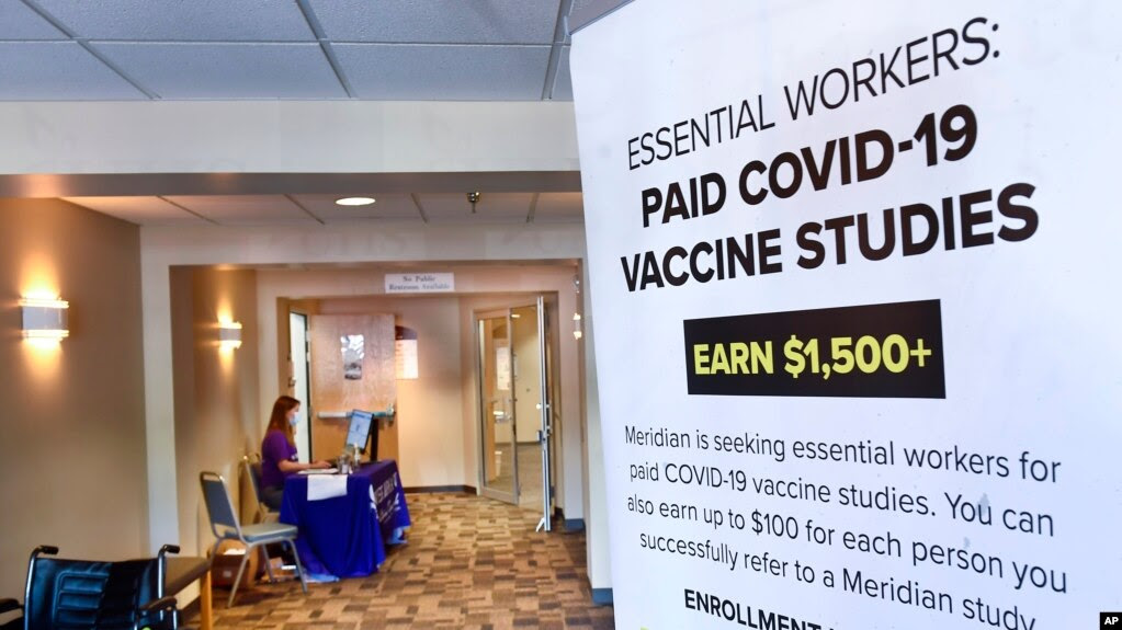 Bích chương tuyển mộ người tình nguyện tham dự thử nghiệm vaccine COVID-19 do Viện Y tế Quốc gia Mỹ và công ty Moderna phối hợp bào chế.
