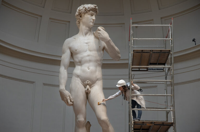 Eleonora Pucci trabajando en la Galleria dell’Accademia de Florencia, Italia a finales de noviembre