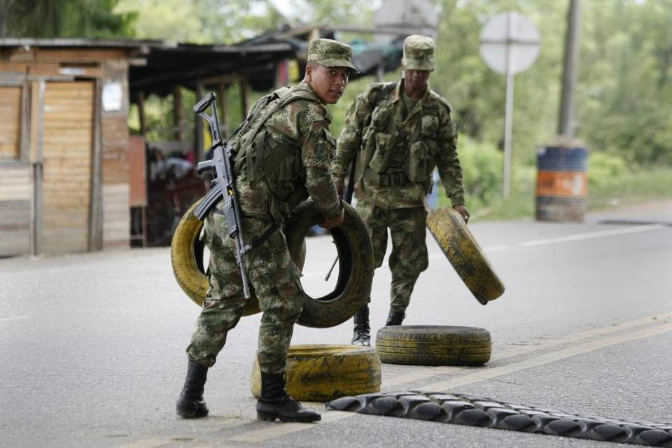 Miembros del Ejército instalan un puesto de control el viernes 22 de mayo de 2015, en una vía que une los departamentos del Cauca y Valle en el suroeste colombiano en Villa Rica.