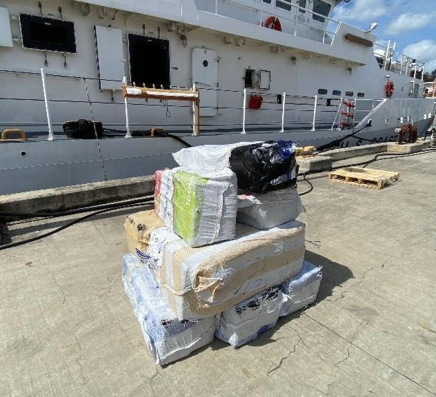 Los miembros de la tripulación del cortador de la Guardia Costera Joseph Tezanos descargaron nueve fardos de cocaína, con un peso aproximado de 826 libras, en la Base de la Guardia Costera de San Juan el 18 de abril de 2022, luego de la interdicción de un barco de contrabando rápido cerca de Puerto Rico el 6 de abril de 2022. La interdicción es el resultado de esfuerzos interinstitucionales en los que participan el Grupo Interinstitucional de la Frontera del Caribe y la Fuerza de Ataque del Corredor del Caribe. (Foto de la Guardia Costera de los Estados Unidos)