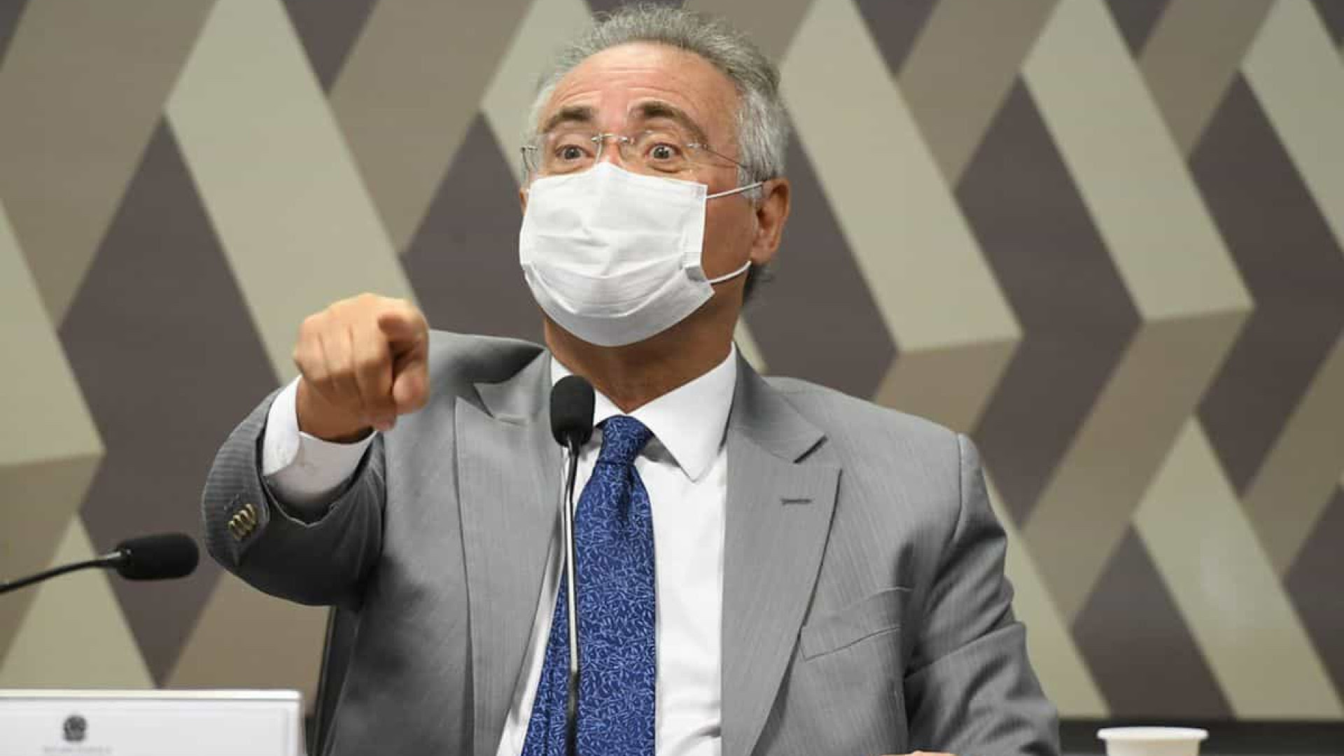 Renan diz que vai propor banimento de Bolsonaro das redes sociais