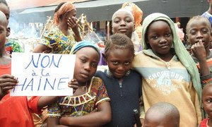 Un grupo de jóvenes se manifiestan contra el odio y la discriminación basados en la religión y la raza en la República Centroafricana. En el cartel se puede leer: "No al odio"