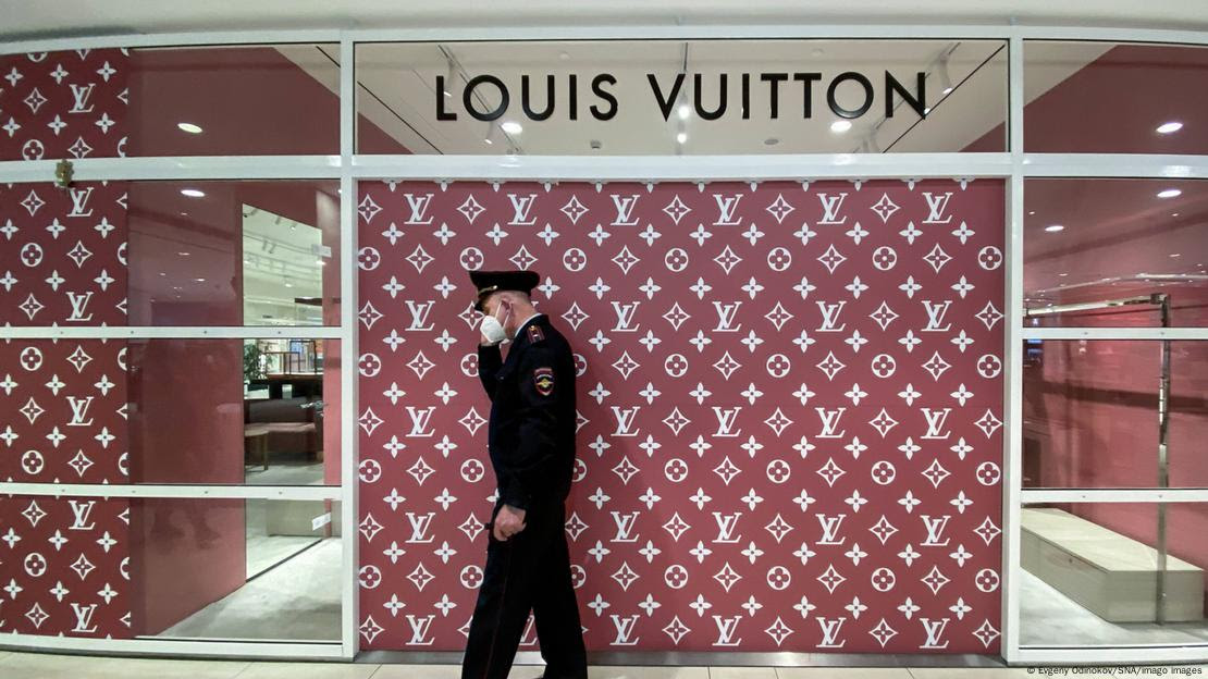Loja da Louis Vuitton fechada em Moscou.