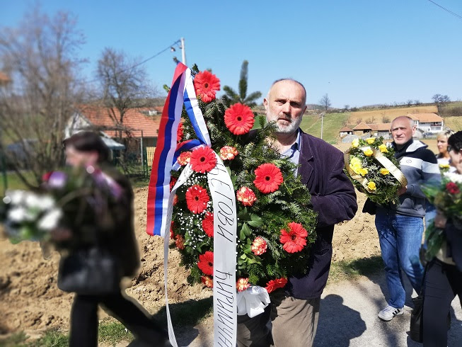„ОРФЕЈ" УСНУО МЕЂУ ШЉИВАМА: Добрица Ерић сахрањен у родном селу