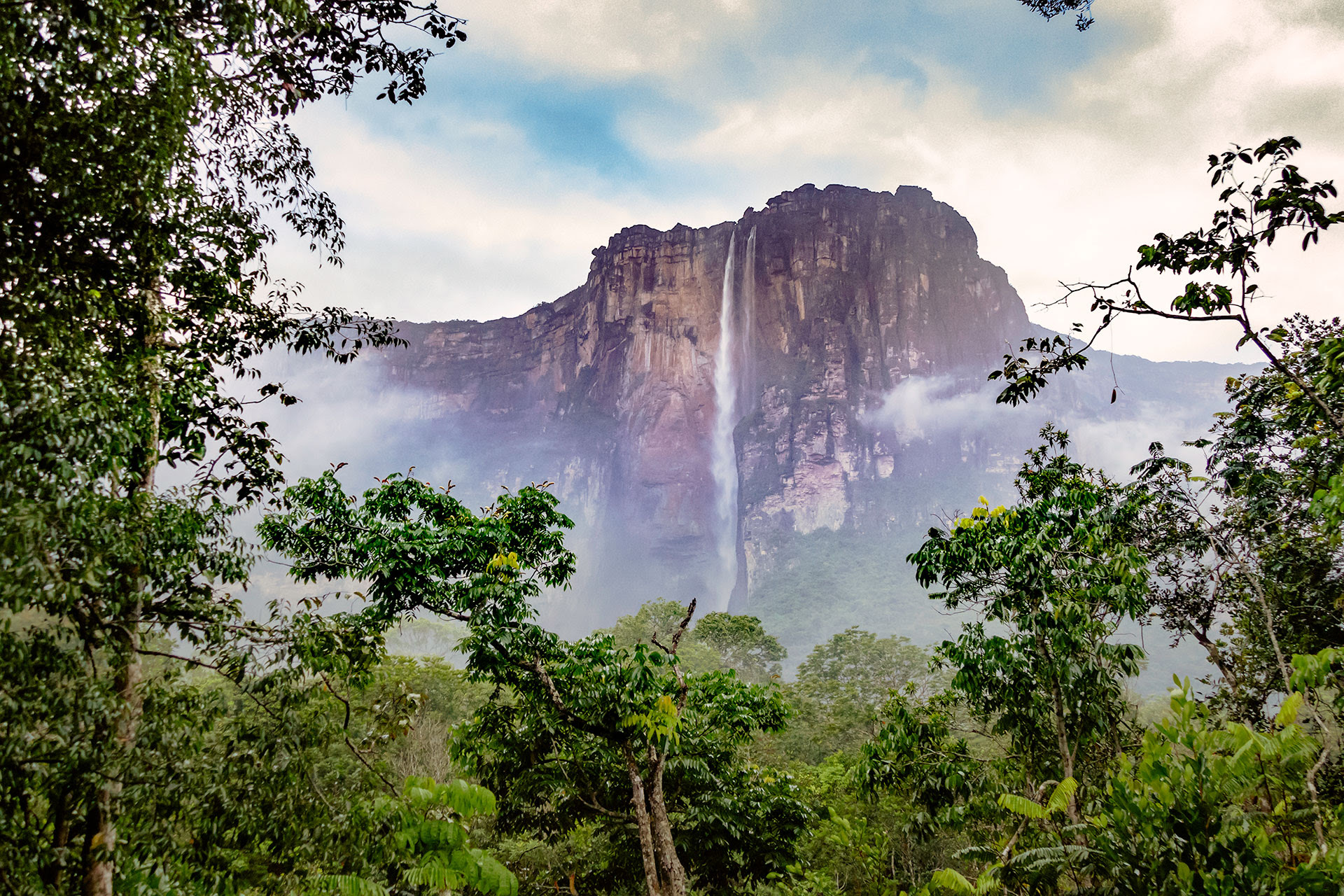 El Salto Ángel  es la cascada más alta del mundo, con una altura de 979 m, originada en el Auyantepuy (Getty Images)